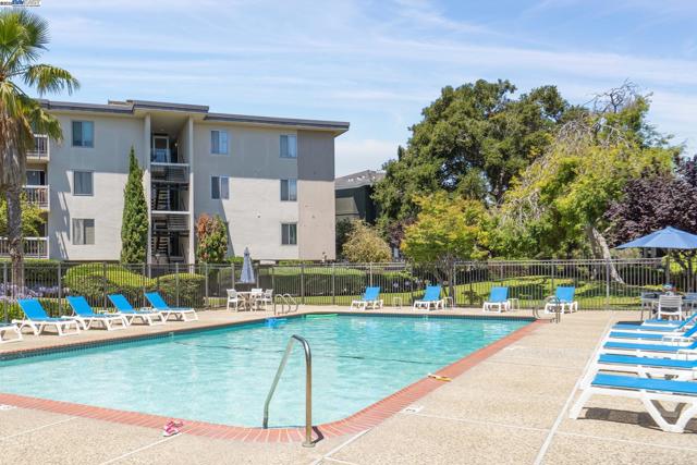 950 Shorepoint Ct, Alameda CA: https://media.crmls.org/mediaz/da2a87ea-7862-47d1-8e37-49c906c2b479.jpg