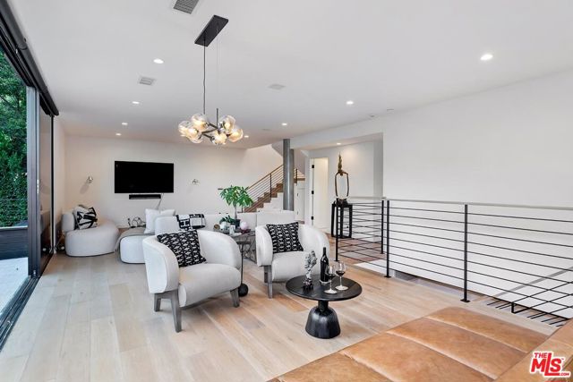 2164 Sunset Plaza Drive, Los Angeles CA: https://media.crmls.org/mediaz/da2ae417-0e74-4a4d-857a-3ad8438a04e7.jpg