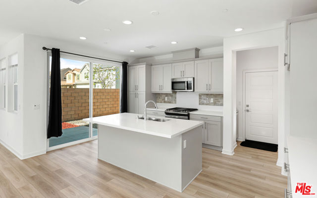 13889 Bell Way, Fontana CA: https://media.crmls.org/mediaz/da2babec-3083-4e4e-84bb-c2e6a81d9d1a.jpg