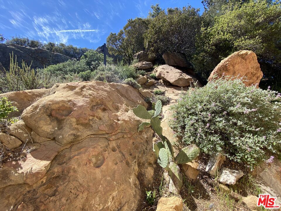 https://media.crmls.org/mediaz/da2bfa61-94df-4ebe-a1af-d687596b2d71.jpg?preset=X-Large