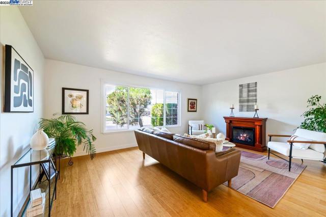 5720 San Juan Way, Pleasanton CA: https://media.crmls.org/mediaz/da2da350-85aa-48bf-b9a9-08dd30126fe0.jpg
