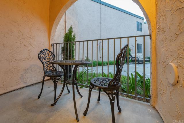 Detail Gallery Image 8 of 27 For 2136 Oceanside Bld, Oceanside,  CA 92054 - 2 Beds | 1 Baths