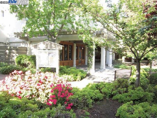 91 Gregory Ln #8, Pleasant Hill CA: https://media.crmls.org/mediaz/da302fa2-859b-4724-87c2-550fcaf33f56.jpg