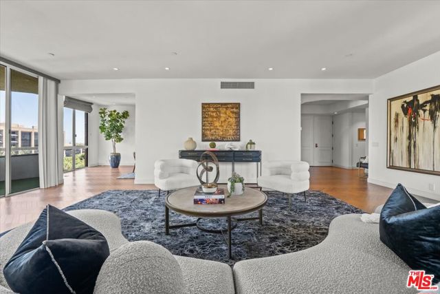 300 N Swall Drive, Beverly Hills CA: https://media.crmls.org/mediaz/da310f63-172c-4655-8438-d512a5d20059.jpg