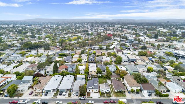 12469 Greene Avenue, Los Angeles CA: https://media.crmls.org/mediaz/da31c0f2-453d-4f01-a153-2a070f0c12aa.jpg