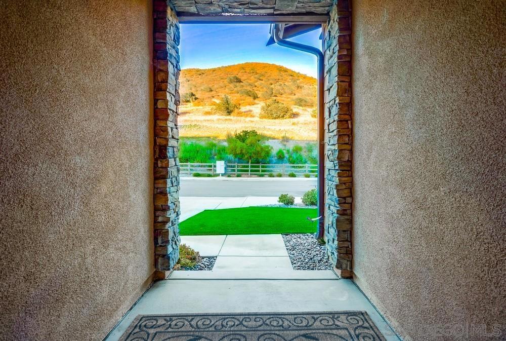 https://media.crmls.org/mediaz/da31ef62-9f59-438e-9916-a18ceffa5d1a.jpg?preset=X-Large