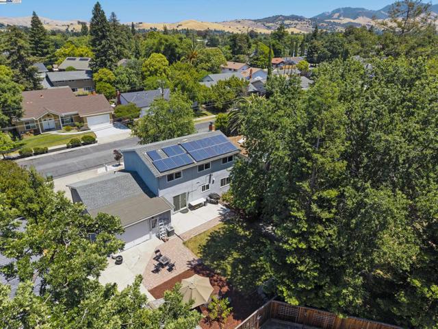 963 Getoun Dr, Concord CA: https://media.crmls.org/mediaz/da322fa7-219a-4716-a876-6a8c7721dfdd.jpg