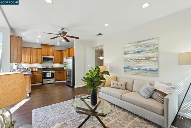 89 Amberfield Ln, Danville CA: https://media.crmls.org/mediaz/da351487-0d2b-4527-831c-15078d2a91a7.jpg