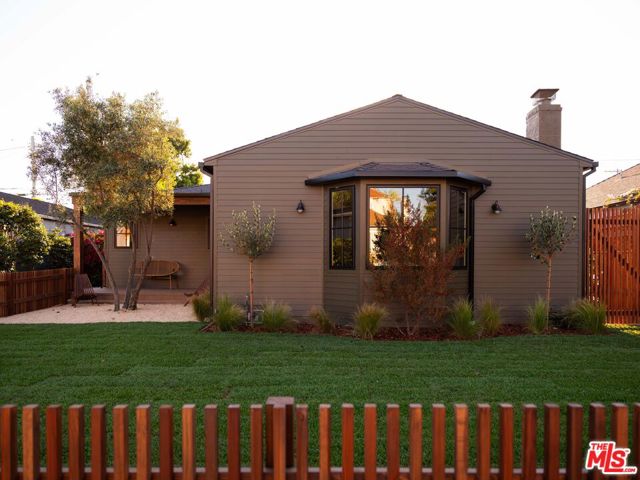 7907 Croydon Avenue, Los Angeles CA: https://media.crmls.org/mediaz/da351508-2627-4164-9b18-4d7e74bf1061.jpg