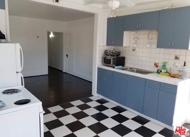 6640 Leland Way, Los Angeles CA: https://media.crmls.org/mediaz/da35313e-cd43-479f-9846-a36a75908b6d.jpg