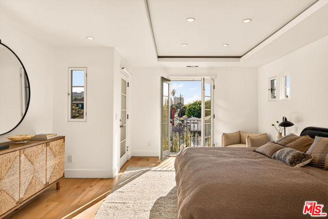 Image 27 of 43 For 3128 Stanford Avenue