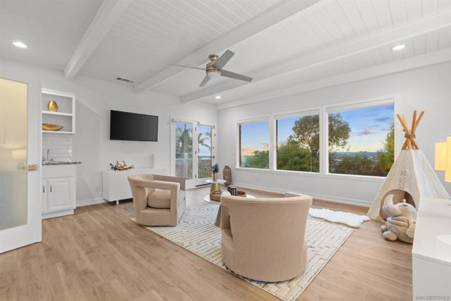 2610 Acuna Ct, Carlsbad CA: https://media.crmls.org/mediaz/da35845b-fab7-415a-9e41-032c429ef88c.jpg