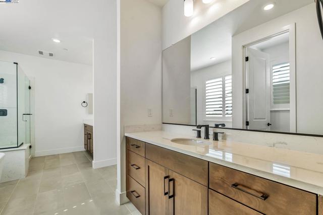 665 River Bend Dr, Lathrop CA: https://media.crmls.org/mediaz/da3641f6-54a0-4e06-8dd1-ff8aca2f6de9.jpg