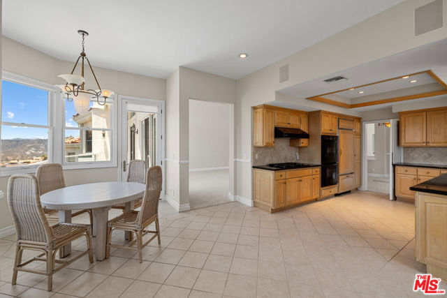 2046 Palisades Drive, Pacific Palisades CA: https://media.crmls.org/mediaz/da368bbe-75f9-495a-95a3-c898d8b8c620.jpg