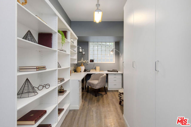 10155 Valley Spring Lane, Toluca Lake CA: https://media.crmls.org/mediaz/da3696b7-f391-4c53-b91e-327d5686c29d.jpg