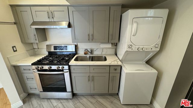 650 656 Park Avenue, Long Beach CA: https://media.crmls.org/mediaz/da36db1a-186f-4d88-8f74-247f55102ee5.jpg