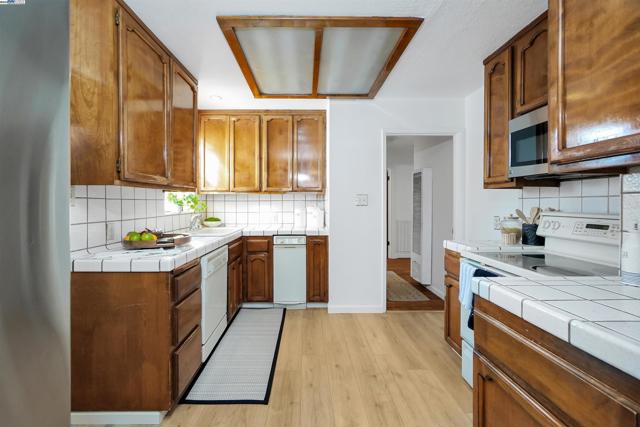 11132 Acalanes Dr, Oakland CA: https://media.crmls.org/mediaz/da36de43-0bac-4928-b651-42b29f4b60d2.jpg