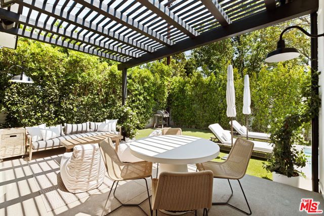 5328 Allott Avenue, Sherman Oaks CA: https://media.crmls.org/mediaz/da36e962-cf66-47f1-99ba-3317dea8a8bc.jpg