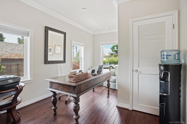 7824 Exchange Pl, La Jolla CA: https://media.crmls.org/mediaz/da373502-f074-4691-a4ff-ba342eb99788.jpg