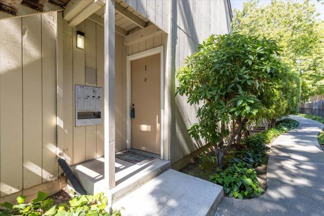 976 Kiely Boulevard, Santa Clara CA: https://media.crmls.org/mediaz/da375060-eb90-4018-a3d5-4943220f952c.jpg