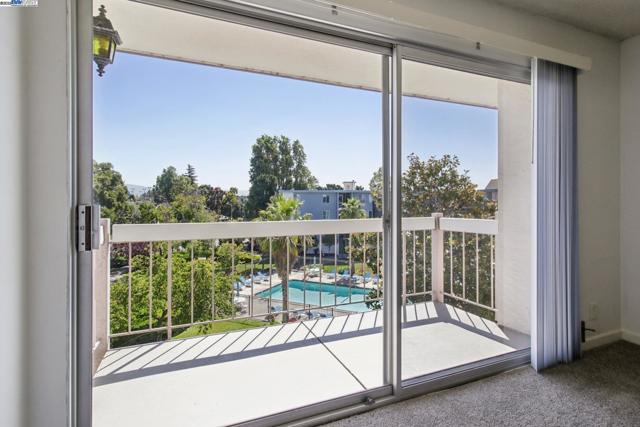 950 Shorepoint Ct, Alameda CA: https://media.crmls.org/mediaz/da381415-9787-4f11-82a7-2211f60437d5.jpg