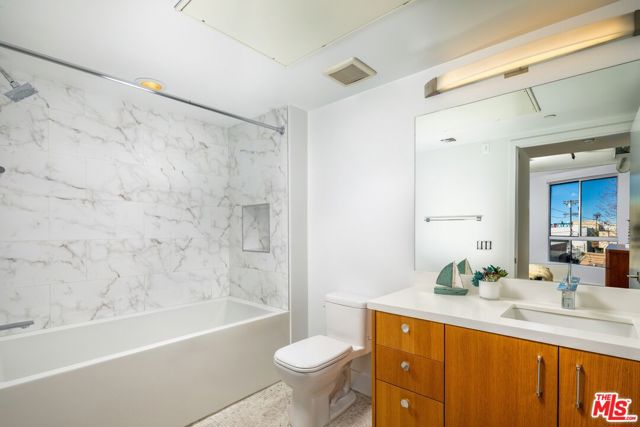710 N El Centro Avenue, Los Angeles CA: https://media.crmls.org/mediaz/da386c42-1176-48a3-bc97-f062f3feba80.jpg