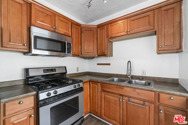 115 44th Street, Manhattan Beach CA: https://media.crmls.org/mediaz/da3906eb-0063-46f5-8e73-aa4fa3523e6a.jpg