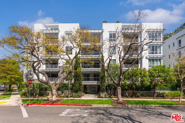 460 N Palm Drive, Beverly Hills CA: https://media.crmls.org/mediaz/da394273-90b1-4835-ae89-8a85b6537886.jpg