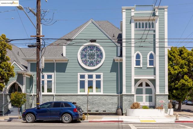 6300 Shattuck Ave, Oakland CA: https://media.crmls.org/mediaz/da39b3f4-9365-4d82-a5a4-25e9768fff24.jpg