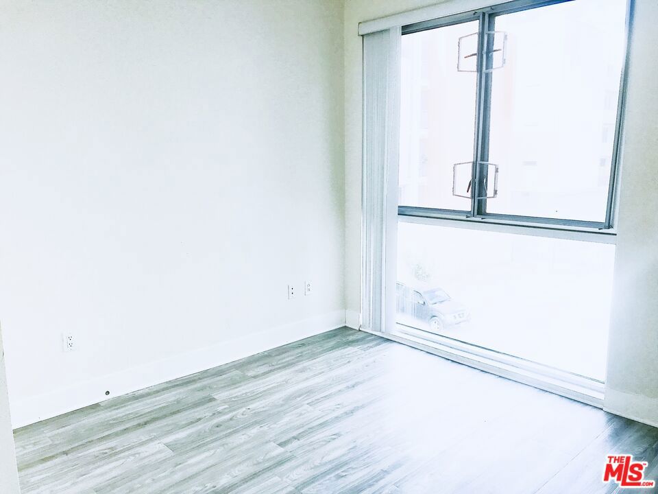 https://media.crmls.org/mediaz/da39e96f-d60d-46d7-ad04-76243a1d92c2.jpg?preset=X-Large