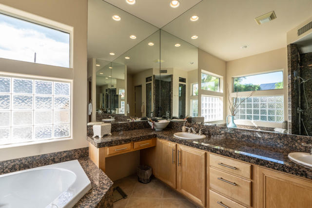 12 Via Elegante, Rancho Mirage CA: https://media.crmls.org/mediaz/da3a20be-664b-42df-bc34-ec8e97daa6d1.jpg