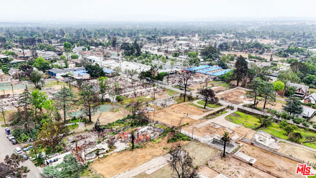 683 E Pine Street, Altadena CA: https://media.crmls.org/mediaz/da3aec71-ea51-4c8b-a2a4-97be9ebaf5b8.jpg
