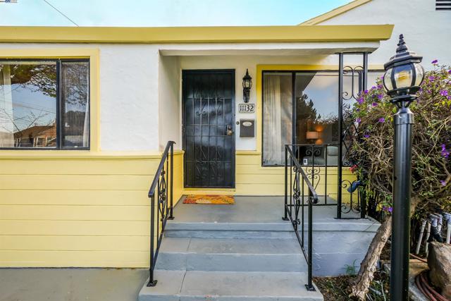 11132 Acalanes Dr, Oakland CA: https://media.crmls.org/mediaz/da3bd76b-1355-40e3-8b1b-a2aa698ea264.jpg