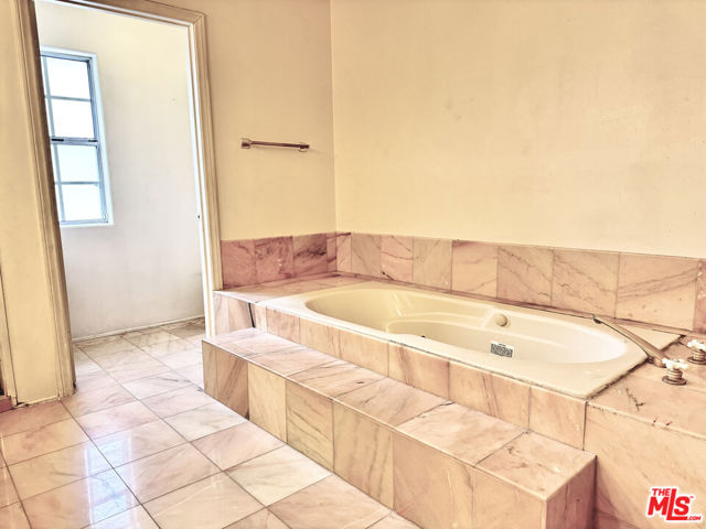 1137 Eagle Vista Drive, Los Angeles CA: https://media.crmls.org/mediaz/da3c5159-53a5-4f31-a39d-5c9d844c95ff.jpg