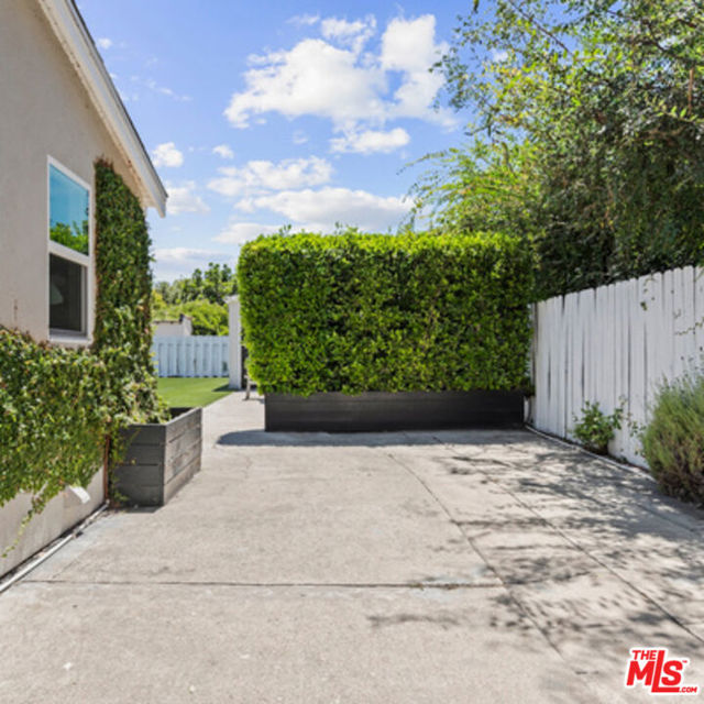 6526 6528 San Vicente Boulevard, Los Angeles CA: https://media.crmls.org/mediaz/da3d1d06-a5dd-40e8-846d-d8b551f67ae1.jpg