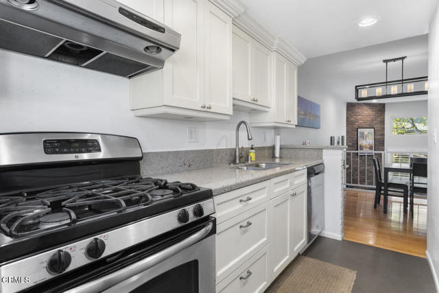 Detail Gallery Image 10 of 31 For 13561 Valerio St a,  Van Nuys,  CA 91405 - 3 Beds | 3 Baths