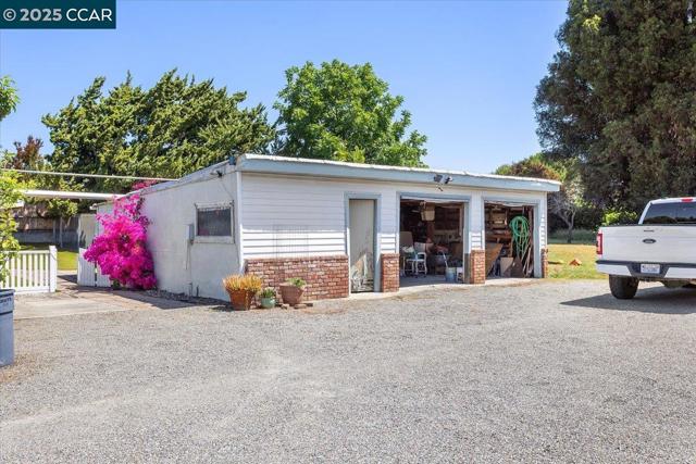 19358 Lake Chabot Rd, Castro Valley CA: https://media.crmls.org/mediaz/da3eb1b6-280d-4a17-930e-385ec8c5496f.jpg