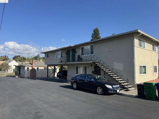 21462 Ocean View Dr, Hayward CA: https://media.crmls.org/mediaz/da401e81-c6a3-4cc4-9e3b-aea1f63acffa.jpg