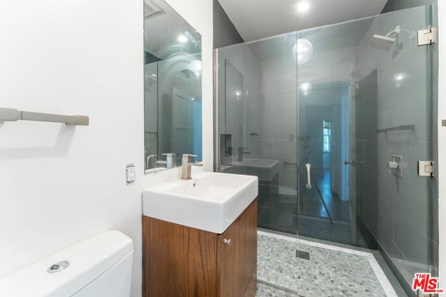 4264 HAZELTINE Avenue photo 5