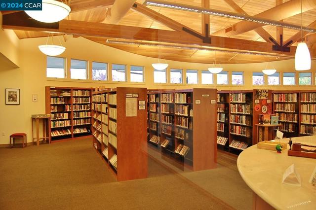 2748 Tice Creek Dr, Walnut Creek CA: https://media.crmls.org/mediaz/da412ab2-23e8-4f2b-b4ba-1b384783c37b.jpg