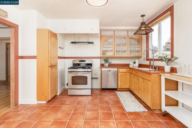 837 San Carlos Ave, Albany CA: https://media.crmls.org/mediaz/da414ad7-b1ba-4acc-960d-574e92df2bbf.jpg