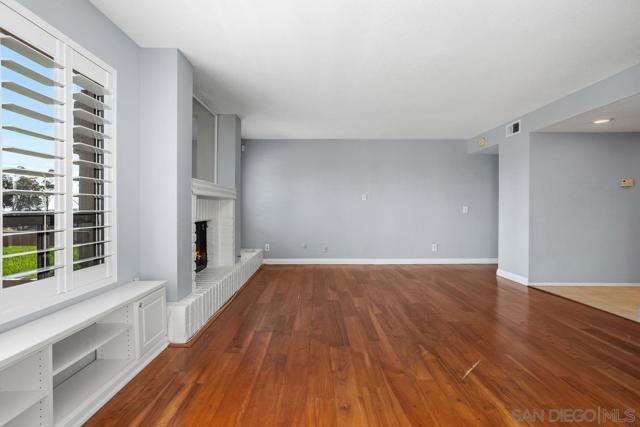 1914 Swallow Ln, Carlsbad CA: https://media.crmls.org/mediaz/da416117-4016-4d7d-ad48-751982b025dc.jpg