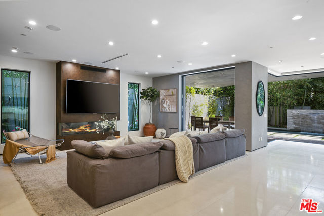 428 N La Jolla Avenue, Los Angeles CA: https://media.crmls.org/mediaz/da416fa3-e845-4d5e-9f08-160657ccd403.jpg