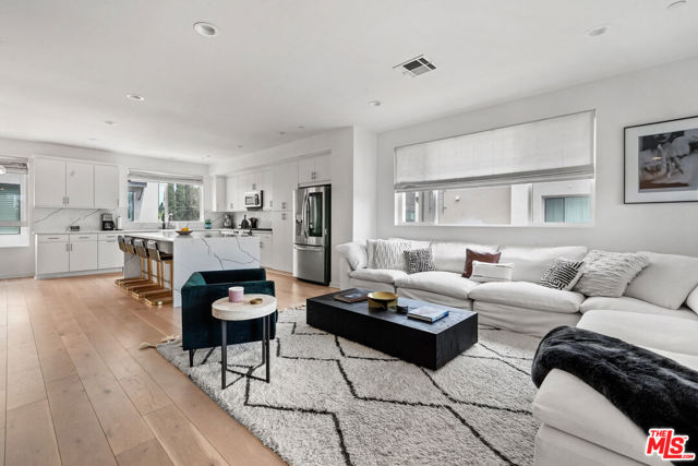 13133 VICTORY Boulevard photo 7