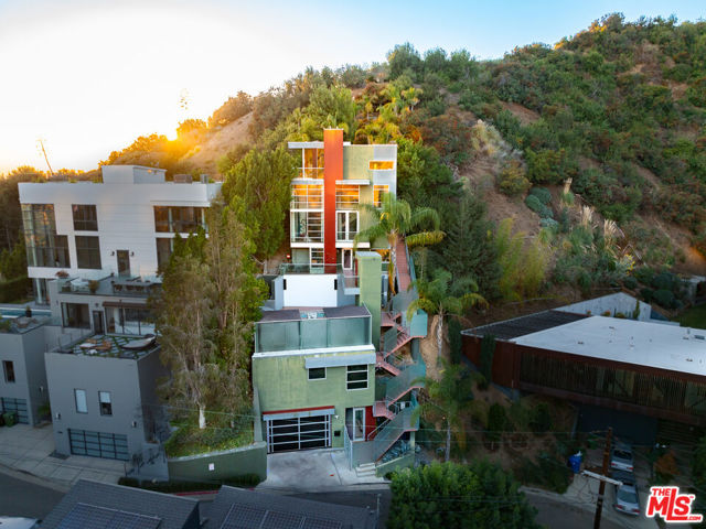 2738 Rinconia Drive, Los Angeles CA: https://media.crmls.org/mediaz/da42470a-7460-49ed-9580-7070e6bec4a4.jpg