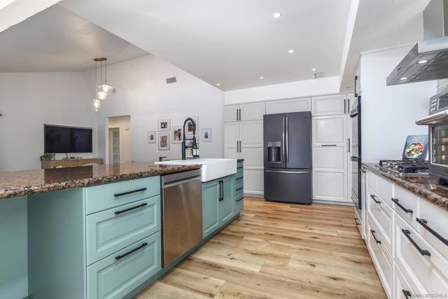 6641 Murray Park Dr, San Diego CA: https://media.crmls.org/mediaz/da43be65-20a7-4f8f-94c2-f0ba7cbde520.jpg