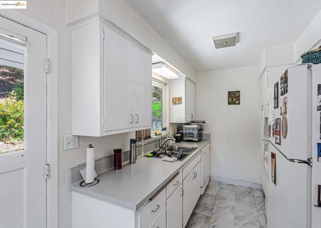 2050 Donald Dr, Moraga CA: https://media.crmls.org/mediaz/da43c0a0-4451-4884-bf43-ecc96658f0fa.jpg