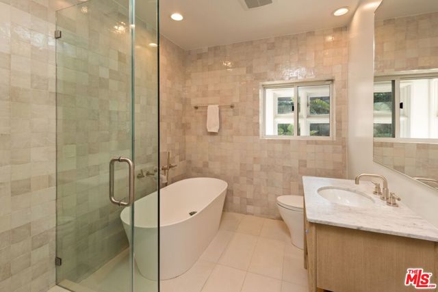 282 Bentley Circle, Los Angeles CA: https://media.crmls.org/mediaz/da442598-7f0e-4a3e-a0f3-62b6fce555d3.jpg