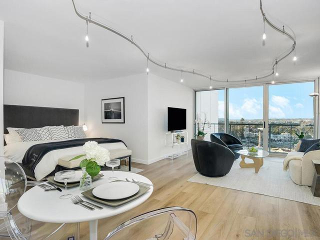 1720 Avenida del Mundo, Coronado CA: https://media.crmls.org/mediaz/da445134-c0fd-4227-a4c8-f5ff65257572.jpg