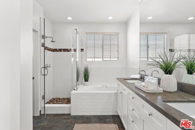 5350 Playa Vista Drive, Playa Vista CA: https://media.crmls.org/mediaz/da44af52-7038-4fd5-9855-926a43b46e08.jpg